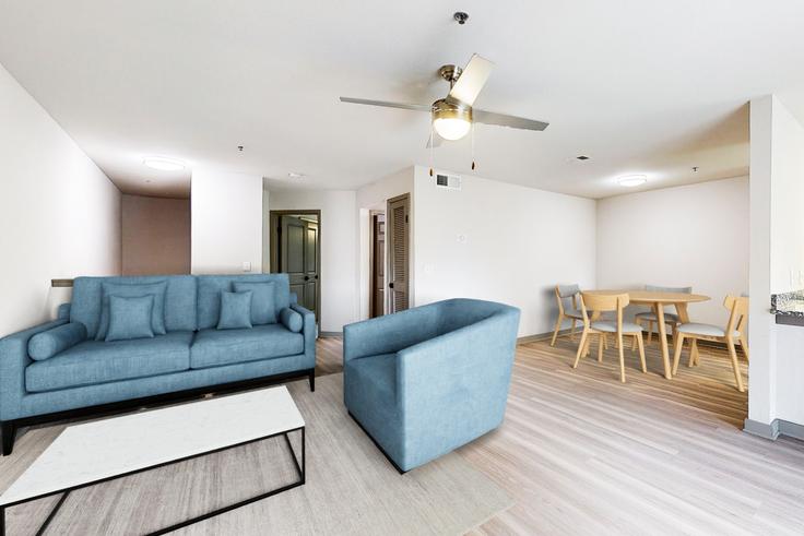 Sala de estar elegantemente projetada com móveis modernos em um apartamento no Cortland Windward em Alpharetta, Alpharetta Sala de estar elegantemente projetada com móveis modernos em um apartamento no Cortland Windward em Alpharetta, Alpharetta