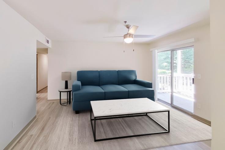 Sala de estar elegantemente projetada com móveis modernos em um apartamento no Cortland Windward em Alpharetta, Alpharetta Sala de estar elegantemente projetada com móveis modernos em um apartamento no Cortland Windward em Alpharetta, Alpharetta