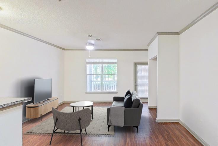 Cortland Lex adresindeki bir dairede modern mobilyalarla zarif bir şekilde tasarlanmış oturma odası Alpharetta, Alpharetta Cortland Lex adresindeki bir dairede modern mobilyalarla zarif bir şekilde tasarlanmış oturma odası Alpharetta, Alpharetta