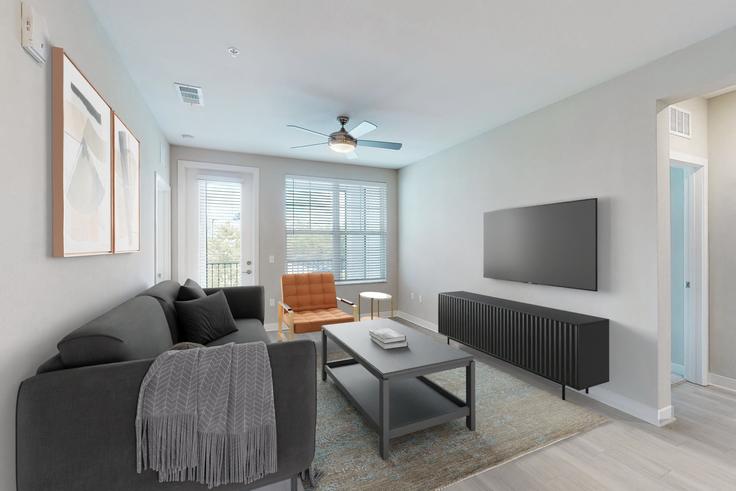 Sala de estar elegantemente projetada com móveis modernos em um apartamento no Cortland Nona em Orlando, Orlando Sala de estar elegantemente projetada com móveis modernos em um apartamento no Cortland Nona em Orlando, Orlando