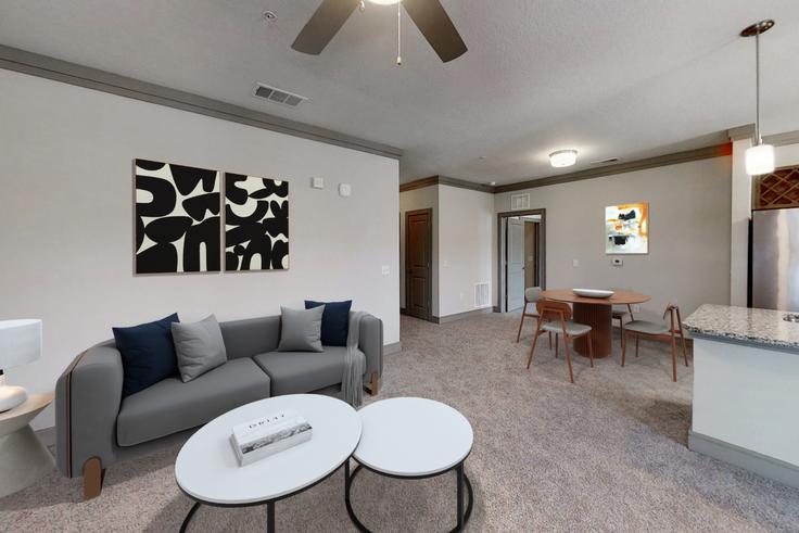 Sala de estar elegantemente projetada com móveis modernos em um apartamento no Cortland World Gateway em Orlando, Orlando Sala de estar elegantemente projetada com móveis modernos em um apartamento no Cortland World Gateway em Orlando, Orlando