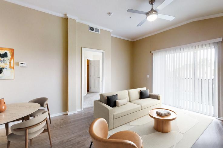 Elegante sala de estar con mobiliario moderno en un apartamento en Cortland Brighton Bay en St. Petersburg, St. Petersburg