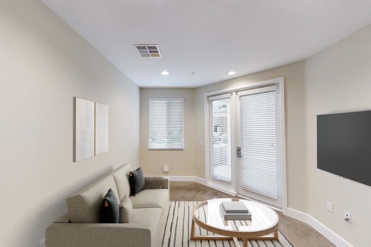 Elegant gestaltetes Wohnzimmer mit moderner Einrichtung in einer Wohnung im Avalon huntington beach in Huntington Beach, Huntington Beach