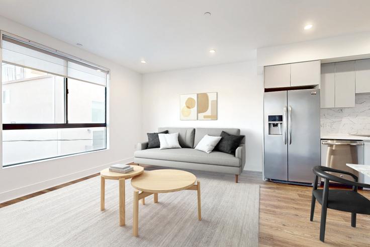 Sala de estar elegantemente projetada com móveis modernos em um apartamento no Richland Metro em Los Angeles, Los Angeles Sala de estar elegantemente projetada com móveis modernos em um apartamento no Richland Metro em Los Angeles, Los Angeles