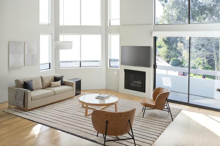 Salle de séjour élégante avec mobilier moderne dans un appartement à 888 Hilgard – Furnished Apartments à Los Angeles, Los Angeles Salle de séjour élégante avec mobilier moderne dans un appartement à 888 Hilgard – Furnished Apartments à Los Angeles, Los Angeles