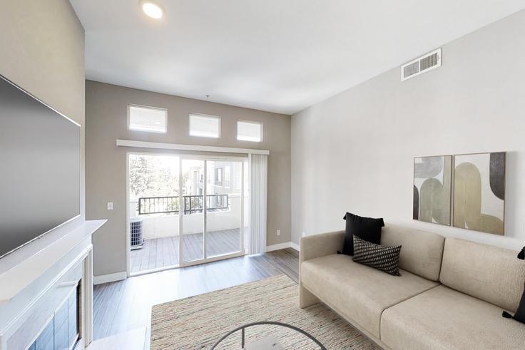 Avalon silicon valley adresindeki bir dairede modern mobilyalarla zarif bir şekilde tasarlanmış oturma odası Sunnyvale, Sunnyvale