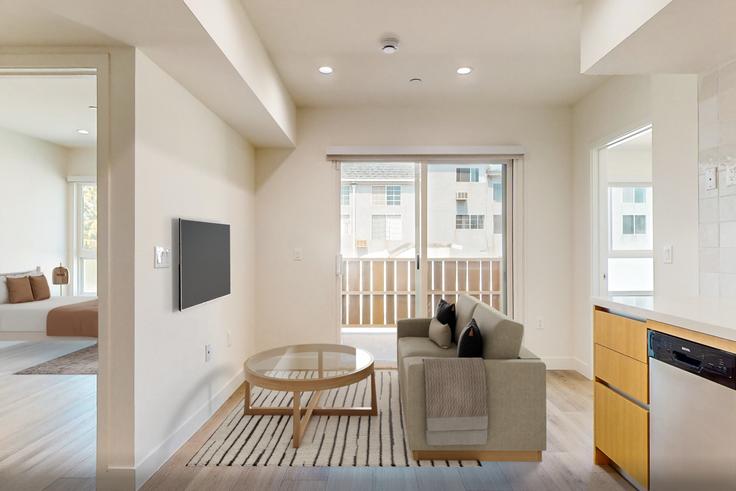 Elegant gestaltetes Wohnzimmer mit moderner Einrichtung in einer Wohnung im Venice Wave in Los Angeles, Los Angeles