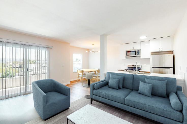 Sala de estar elegantemente projetada com móveis modernos em um apartamento no 4006 Emerald-1 em Torrance, Torrance